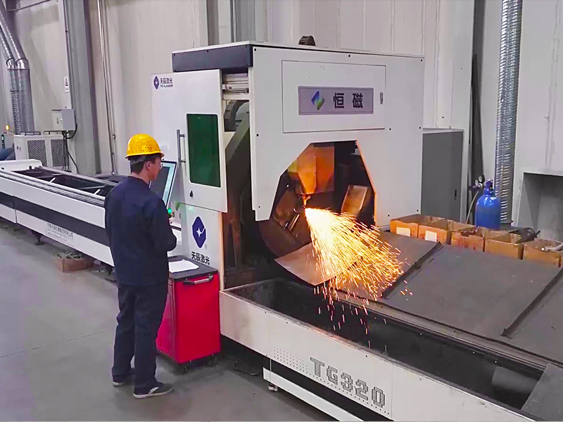 Pipe cutting machine